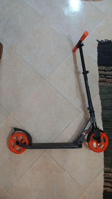 Trotineta- cor laranja e preto para criança