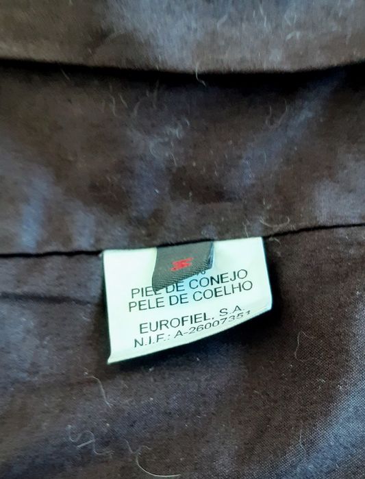 Colete em pele de coelho, forrado, com atilhos em cabedal.