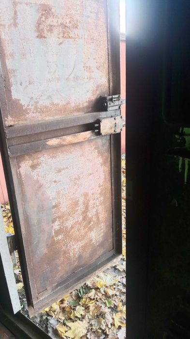 Металевий гараж для машини