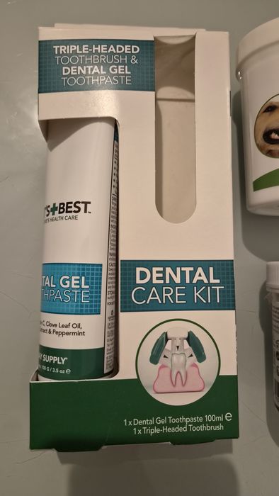 Lote de produtos de higiene e limpeza para cão.