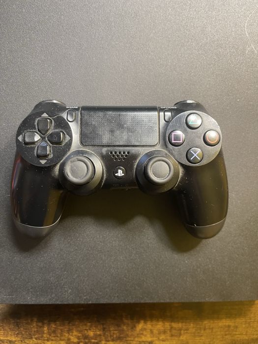 PS4 pro + 2 pady
