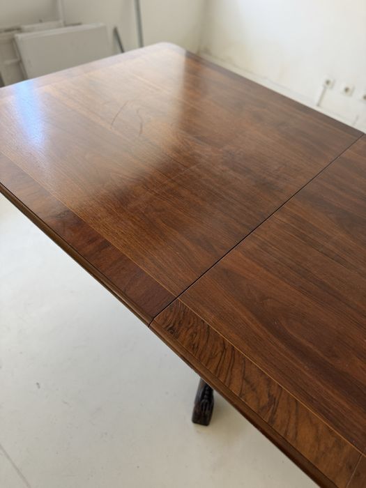 Mesa de jantar em madeira maciça