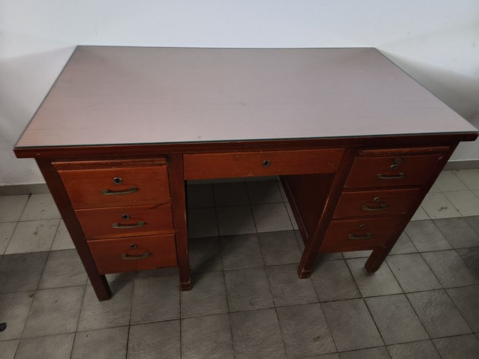 Mesa em madeira com tampo em vidro
