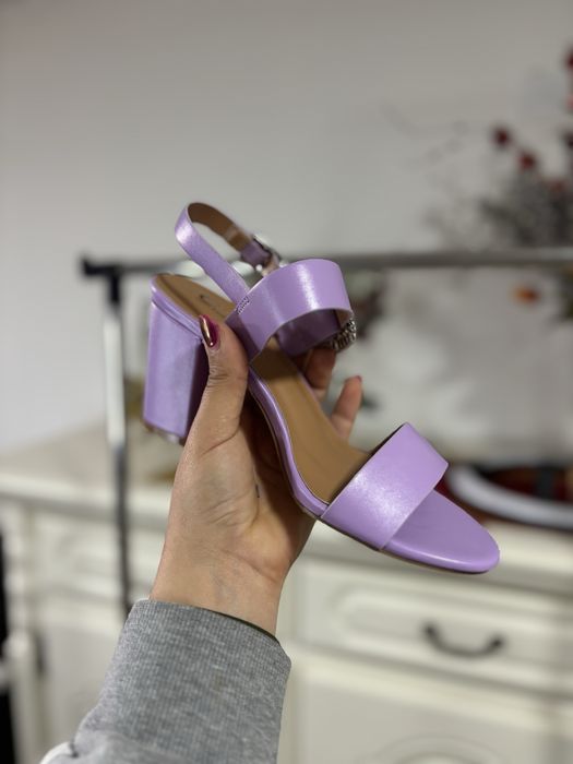 Sandalia lilas com pormenor