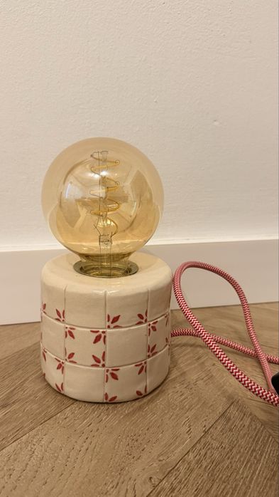 Candeeiro de cerâmica feito à mão com decoração em vermelho e padrão de azulejo