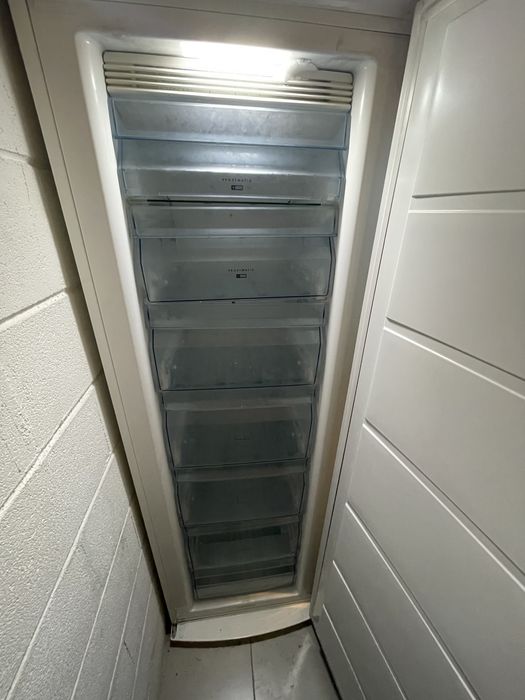 Arca Congeladora Vertical AEG A72710GNWO - Com Avaria