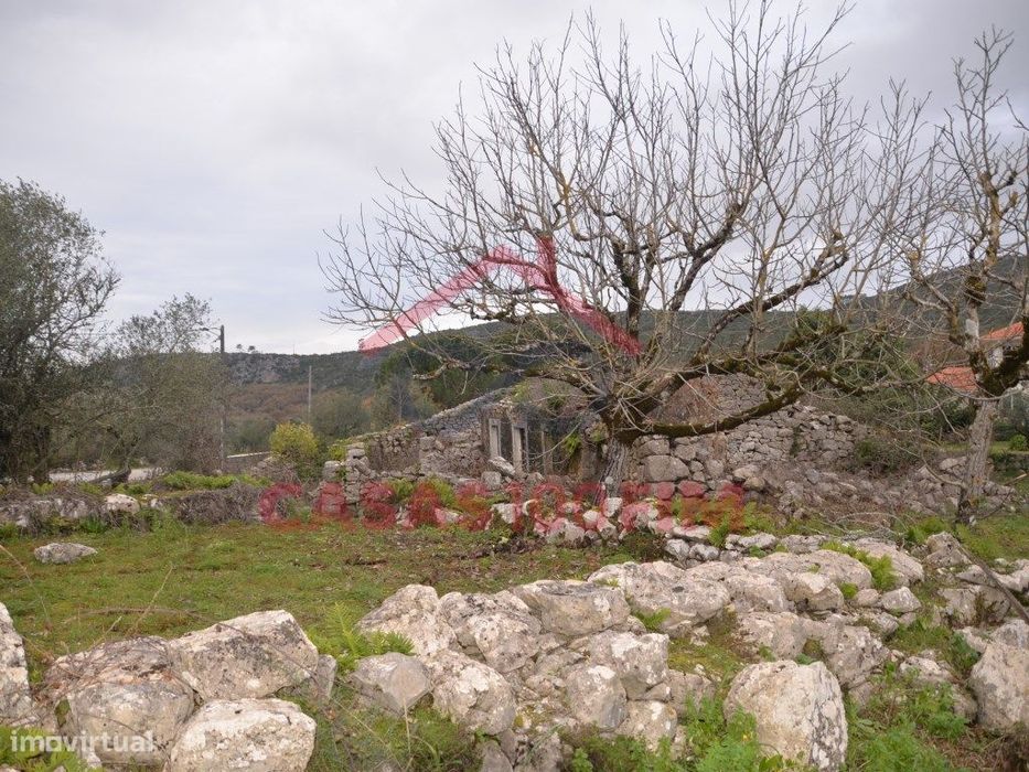 Terreno urbano para construção com uma ruína