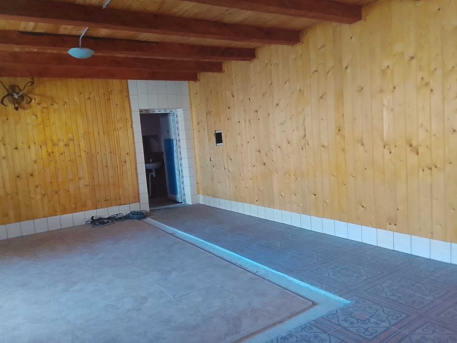 Житловий будинок з вбудованими приміщеннями комерційного призначення