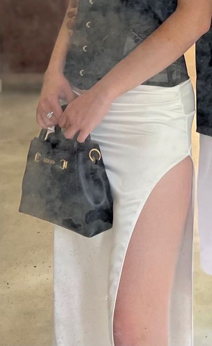 Атласна спідниця з розрізом довга шовкова юбка шелковая белая молочна