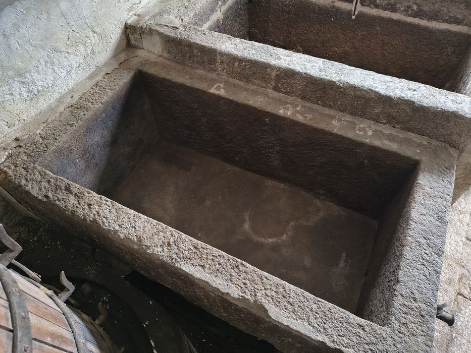 Lagar Monolítico Centenário em Granito –Peça Única com Bica e Torneira