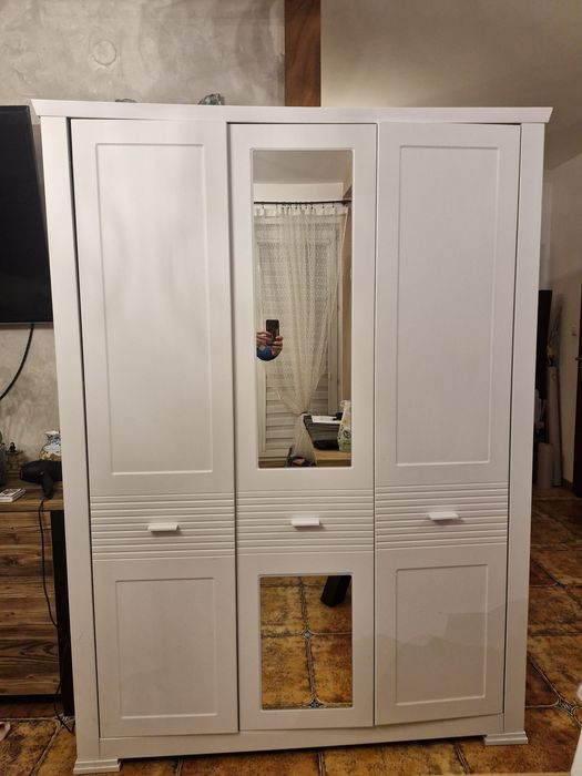Szafa trzydrzwiowa z lustrem