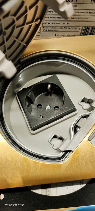 Напольная  влаго защитная розетка Simon ip 66