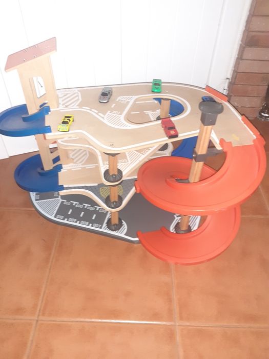 Brinquedo pista em madeira e carrinhos