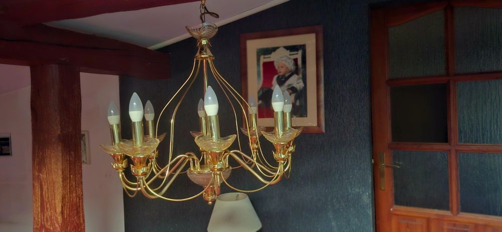 Piekny zyrandol, lampa duża