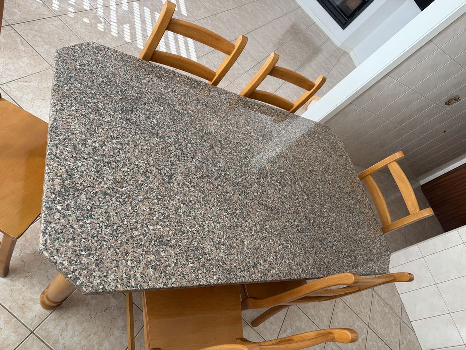 Mesa em pedra e 6 cadeiras