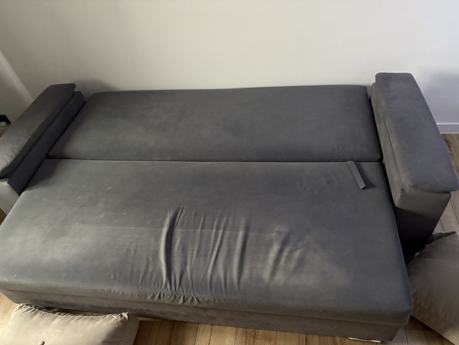 Kanapa rozkładana (poduszki  plus 2 pufy)