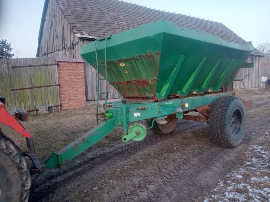 Rozsiewacz rcw8 do wapna ,nawozu i innych sypkich składników