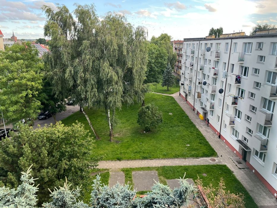 OFERTA PRYWATNA - Salon z balkonem, sypialnia, korytarz oraz oddzielna kuchnia ( miejsce postojowe oraz piwnica) 43m2