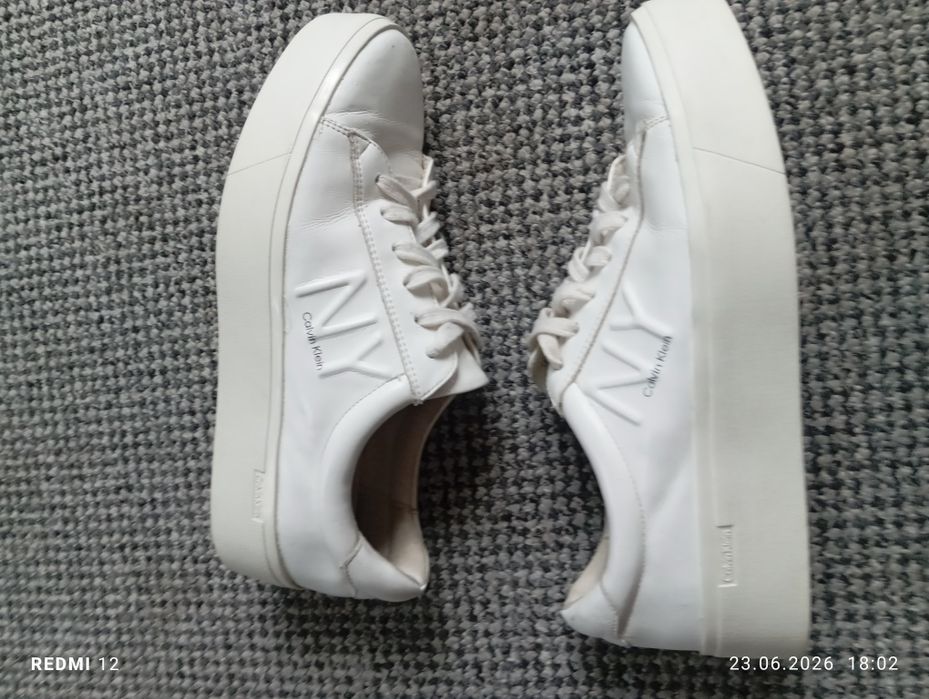 Białe sneakersy Calvin Klein z wytłoczonym logo NY r. 39