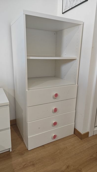 Móvel IKEA infantil com 4 gavetas e estante