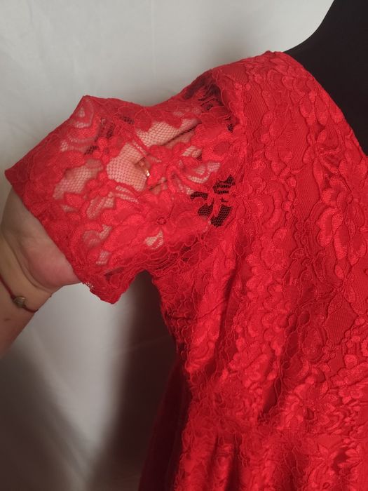 Czerwona koronkowa sukienka rozkloszowana plus size
