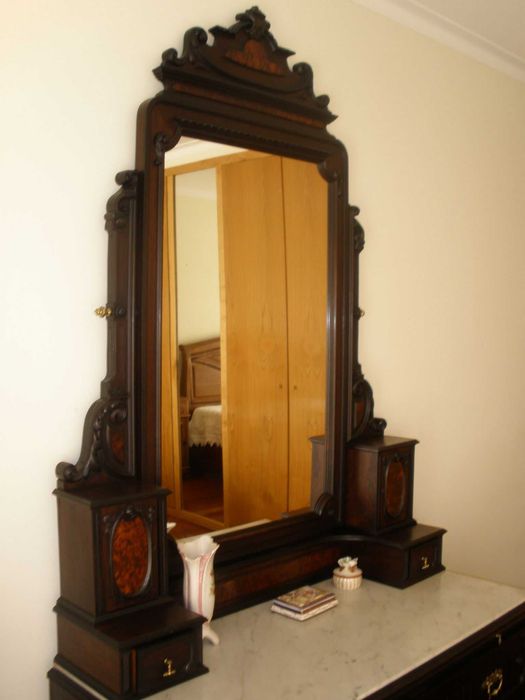 Cómoda antiga de madeira