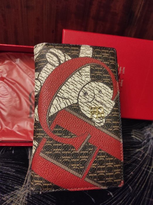 Женский кошелек Carolina Herrera на молнии с монограммой CH