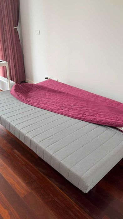 Sofá-cama de 2 lugares (casal) em bom estado , com capa.