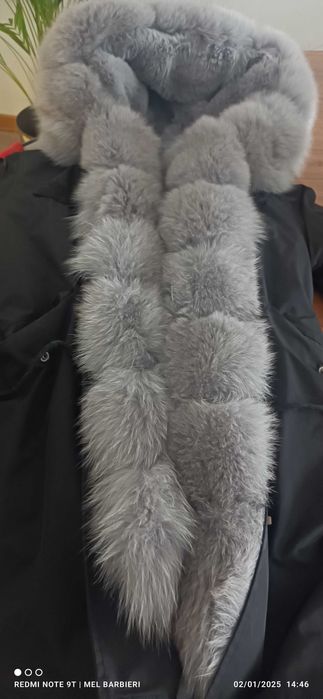 Casaco de Inverno preto com pêlo natural com grande gola raposa .