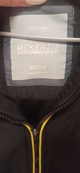 Czarna bluza sportowa zapinana na suwak