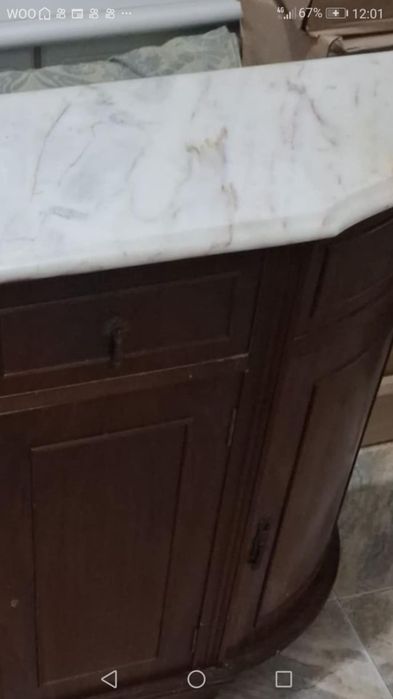 Móvel de madeira de entrada com pedra mármore