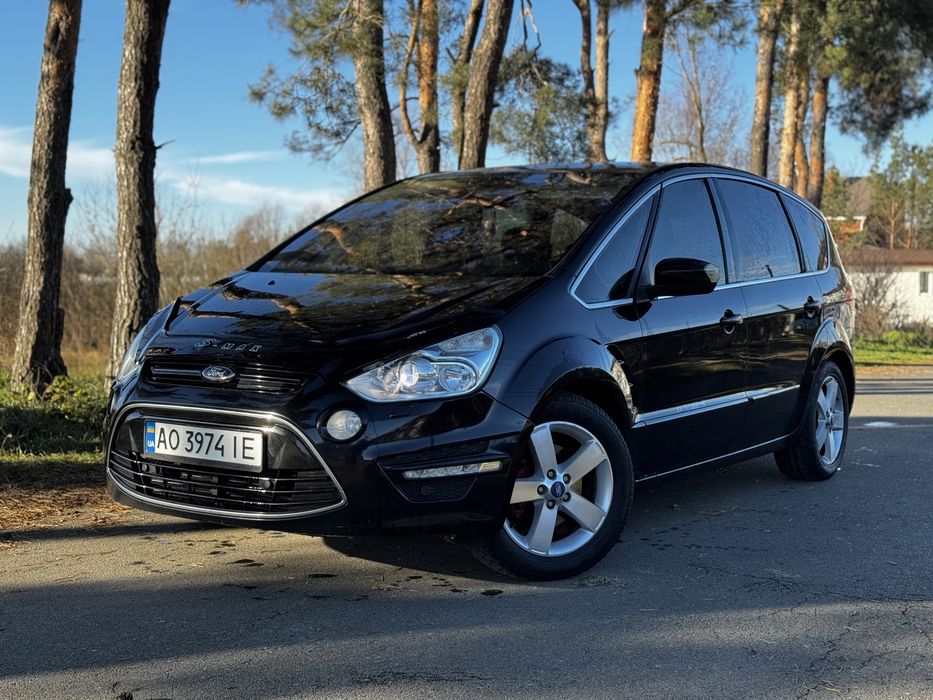 В продажі Ford S-MAX 2.0 дизель Рестайлінг Автомат в максимальній комплектації Titanium. Кузов в заводському окрасі, рідний невеликий пробіг, вікна всі рідні. Багата комплектація авто: шкіряний салон, преміальна аудіосистема, клімат контроль, підігріви сидінь, парктроніки, круїз контроль, кнопка старт/стоп, електропривід зеркал з регулюванням, електрорегулювання сидінь, блутуз, кольоровий монітор, мультируль, гучний звязок, USB, AUX, безключевий доступ в авто, кріплення izofix та багато іншого. Двигун дуже потужний та досить економний в своїй лінійці. Коробка автомат перемикає плавно без поштовхів, масло замінено. Ходова обслужена, без стуків та скрипів, їде дуже мяко. Салон чистий, не потертий, не курили. Працює кожна кнопочка, немає жодної помилки. Автомобіль тільки після ТО, повністю обслужений і не вимагає вкладень. Зимня гума на оригінальних литих дисках, новий акумулятор. Телефонуйте, приїжджайте, торг біля автомобіля.