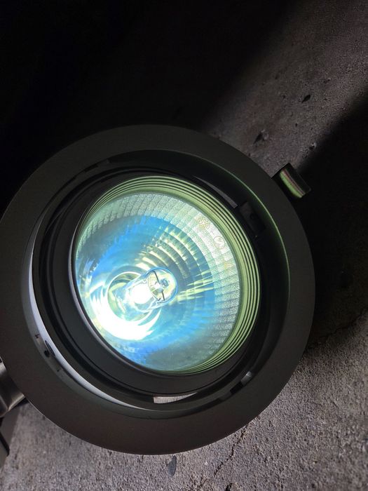 Lampa halogenowa ze statecznikiem elektronicznym 70W.