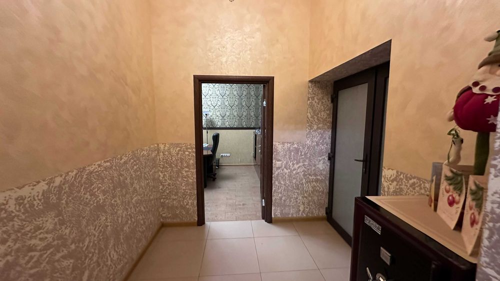 Продаж фасадного приміщення вільного призначення Зарічанська