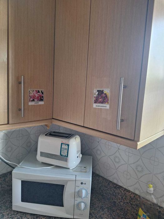 Olhão: Quarto em moradia, com TV e ampla varanda