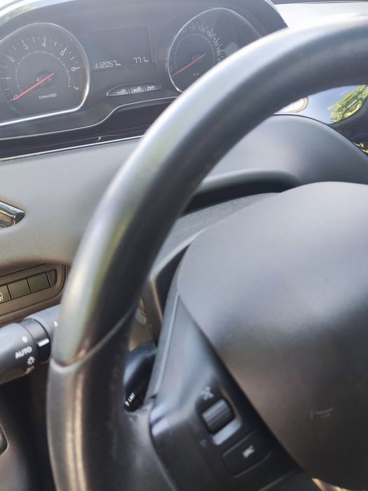 Peugeot 208  econômico