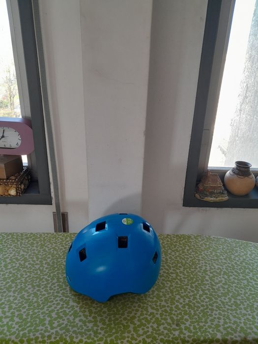 Vendo Capacete DECATHLON muito bonito como novo