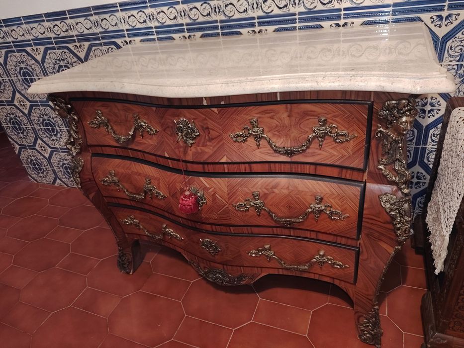 Cómoda Estilo Luis XV com Aplicações em Bronze