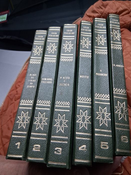 Coleção de livros e suportes