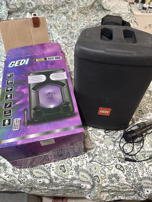 Selling this speaker with microphone and remote control64752329989890123