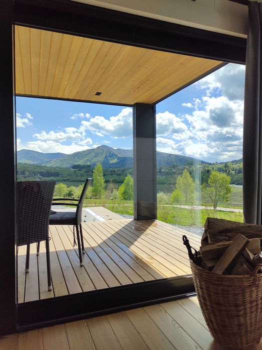 Шикарный сучасный котедж з мальовничими краєвидами гори Карпати є чан