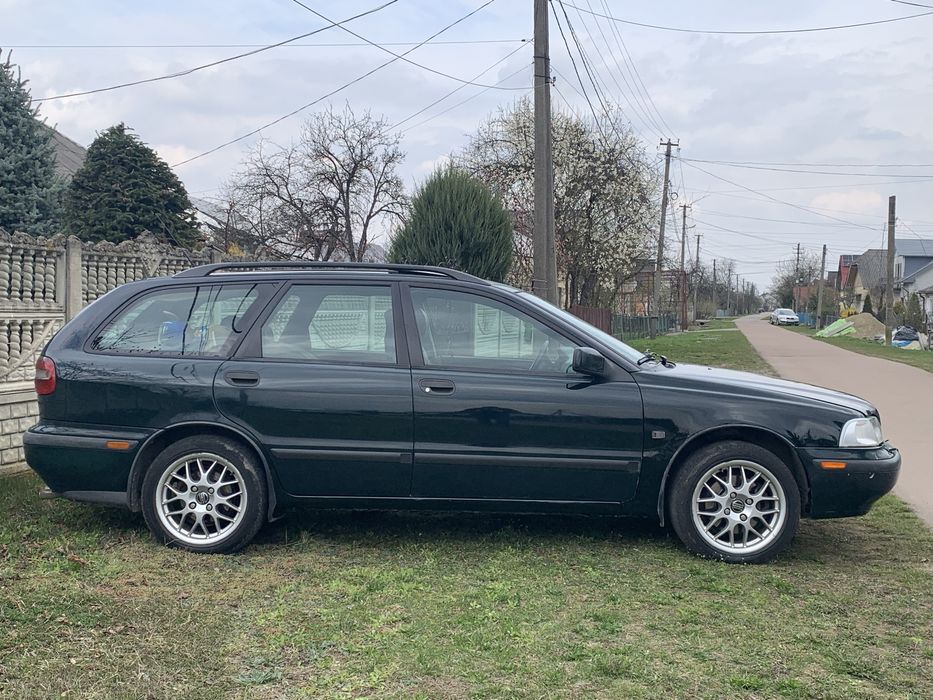 Продам volvo v40 2.0 бенз