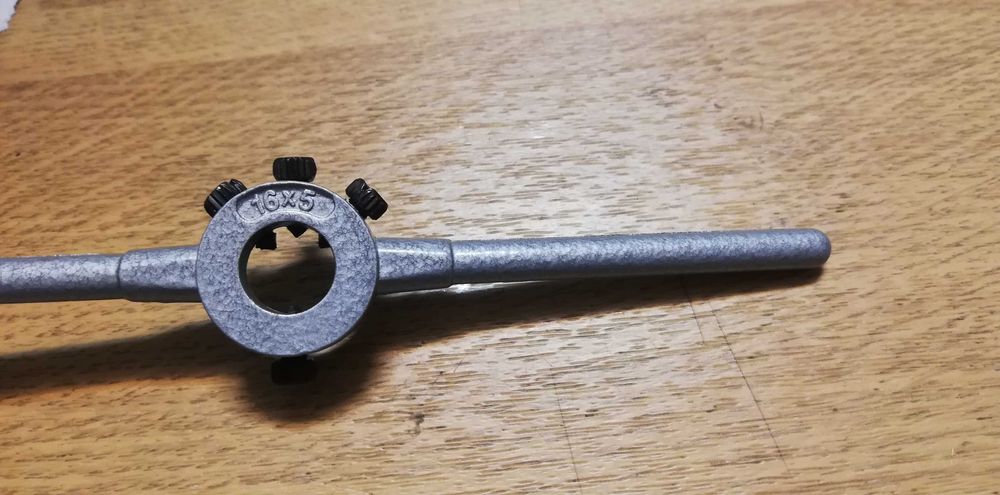 Tarrachas e chave para abrir roscas, novas