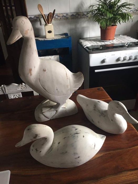Pato em madeira decapé branco