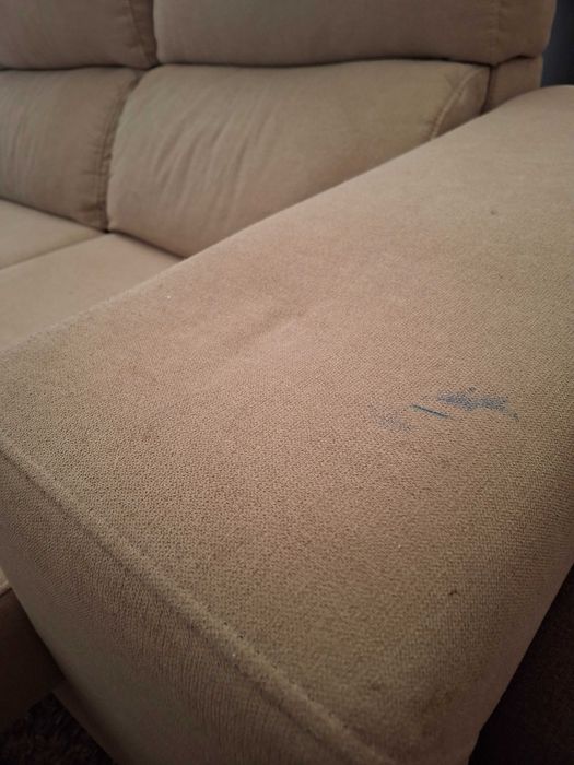 Sofa com chaiselong e 2 puffs