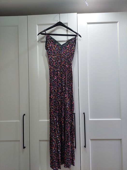 Długa letnia sukienka wykończona koronką rozmiar M