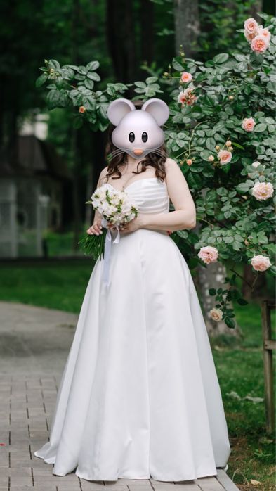 Весільна сукня.