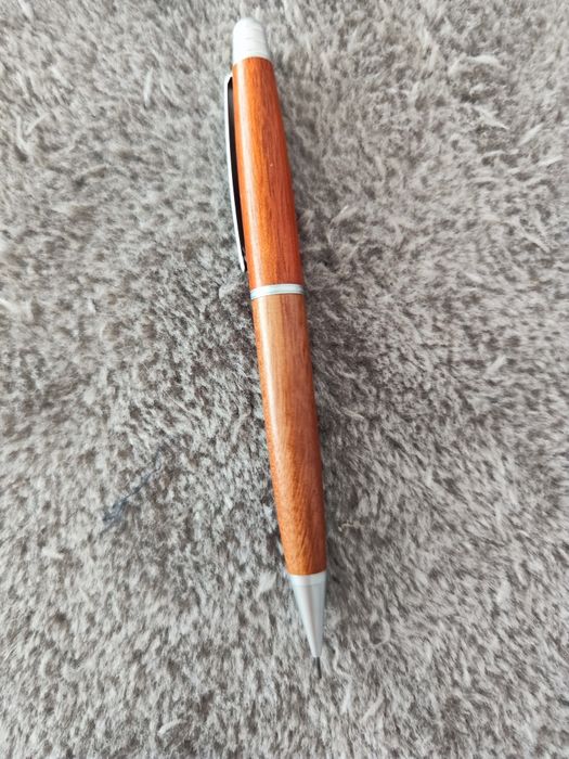 Canetas em madeira: caneta e lápis