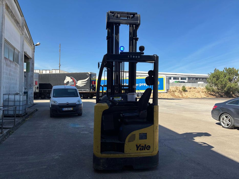 Empilhadora Retrátil Yale Ano 2019 em Excelente Estado