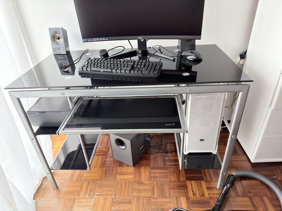 Secretaria em metal e Vidro